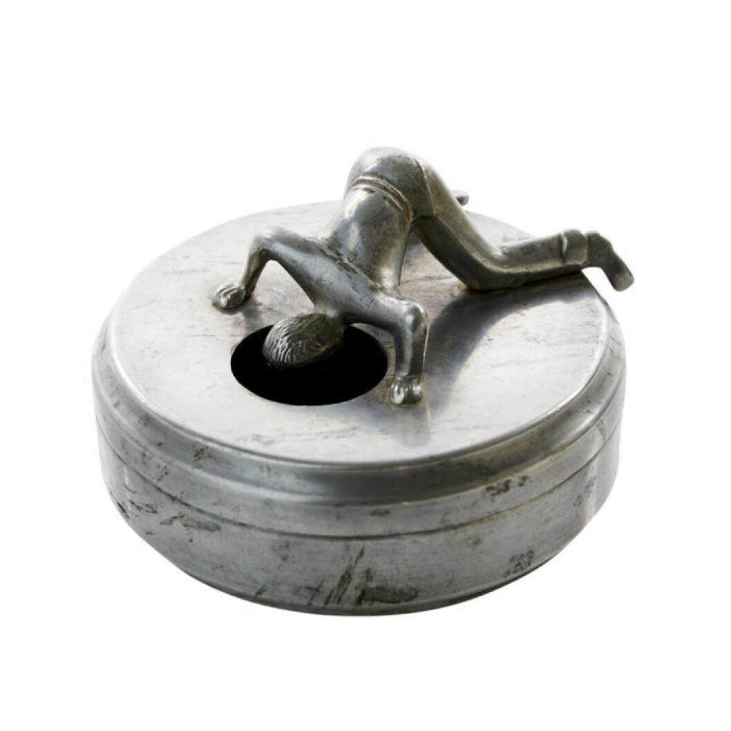 Manschettknappask i tenn från 1900-talets första hälft, stämplar ”Sv Tenn”, utrops- pris 1 500 kr, Stockholms Auktionsverk. Manschettknappask i tenn från 1900-talets första hälft
