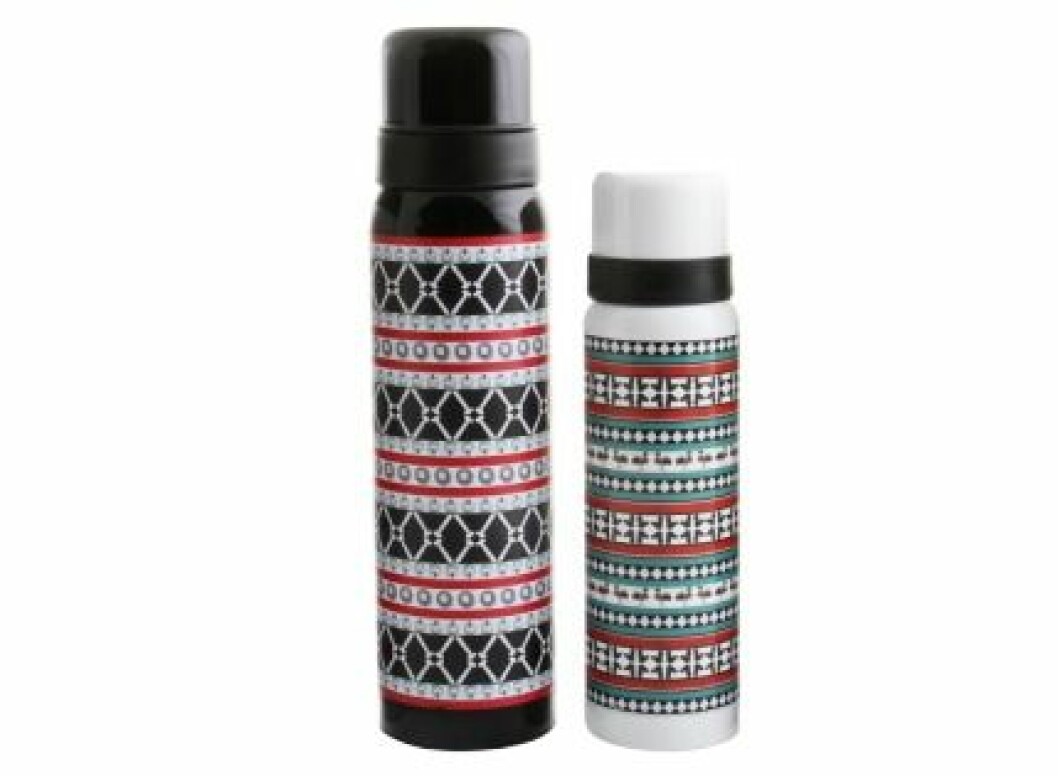 Varm choklad är ett måste när man ska ut i kylan. Termos <em>Eskilstunahemmet</em>,<br>design Johanna Törnqvist, finns i storlekarna 1 liter och 0,5 liter, 325 kr och 275 kr, Sörmlands Museum. termosar-eskilstunahemmet