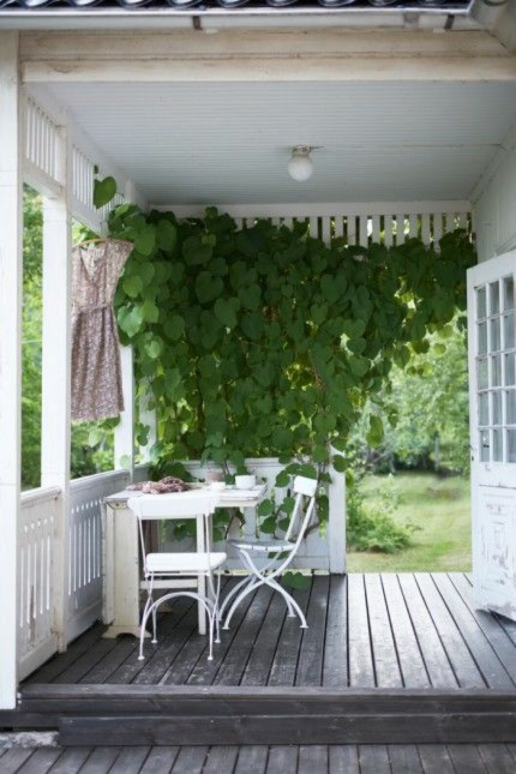 Syns i: <a href="https://www.elle.se/decoration/inspiration-sommarpyssel-frukostdukning-och-vila/">”Inspiration: Sommarpyssel, frukostdukning och vila”</a>. Foto: Stellan Herner, styling: Lo Bjurulf. Klassisk veranda med litet köksbord på