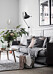 Mysig minimalistiskt vardagsrum med textilier