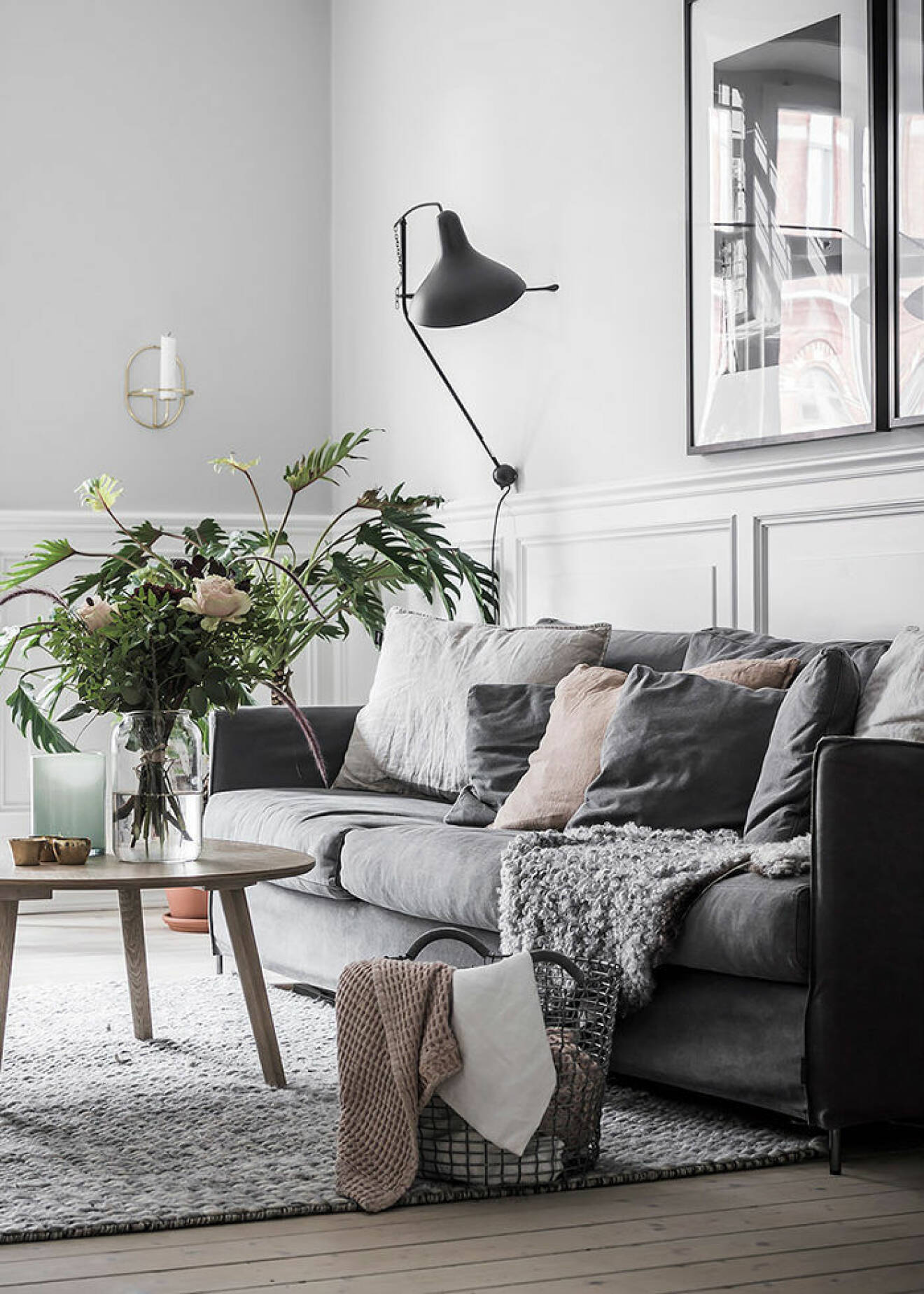 Mysig minimalistiskt vardagsrum med textilier