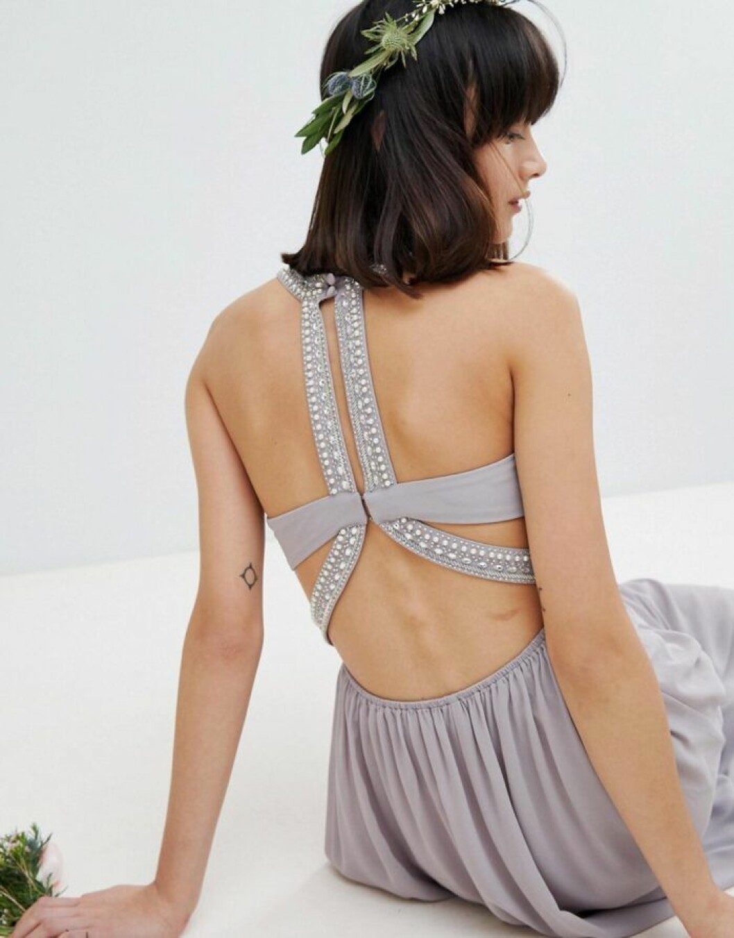 En bild på en grå maxiklänning med utsmyckad rygg från Asos. 