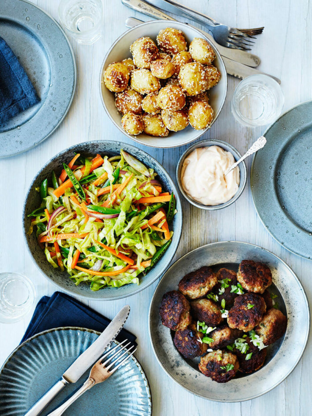 Thaifrikadeller med sesampotatis och chilimajonnäs. Thaifrikadeller med sesampotatis och chilimajonnäs.