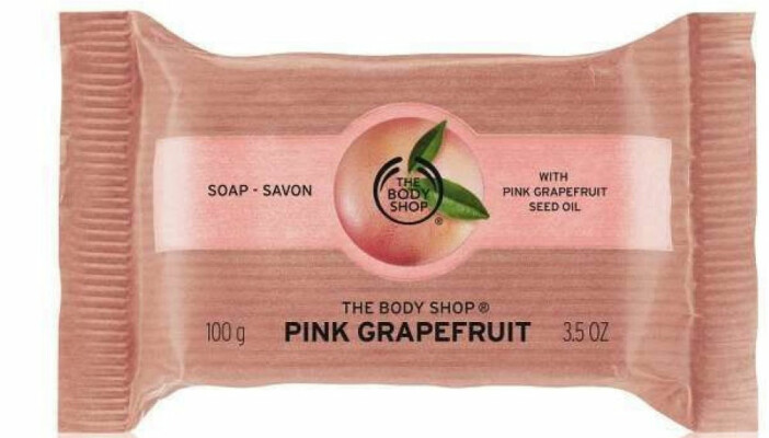 Perfekt formula för ”tvålbryn”: The body shops Pink grapefruit soap. Klicka på bilden och kom direkt till produkten. the body shop pink grapefruit