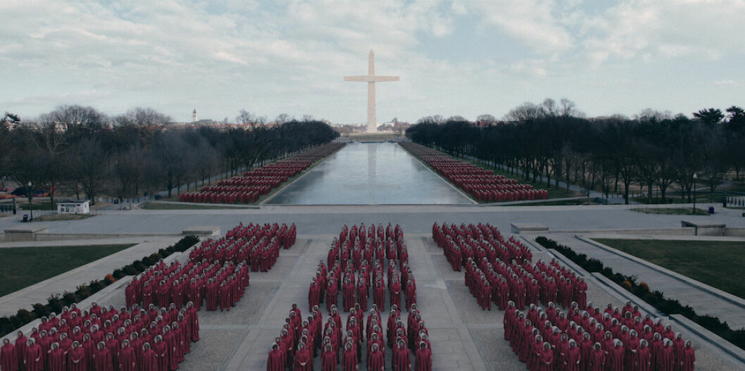 Tjänarinnorna i The Handmaid's Tale säsong tre har samlats utanför Vita huset.