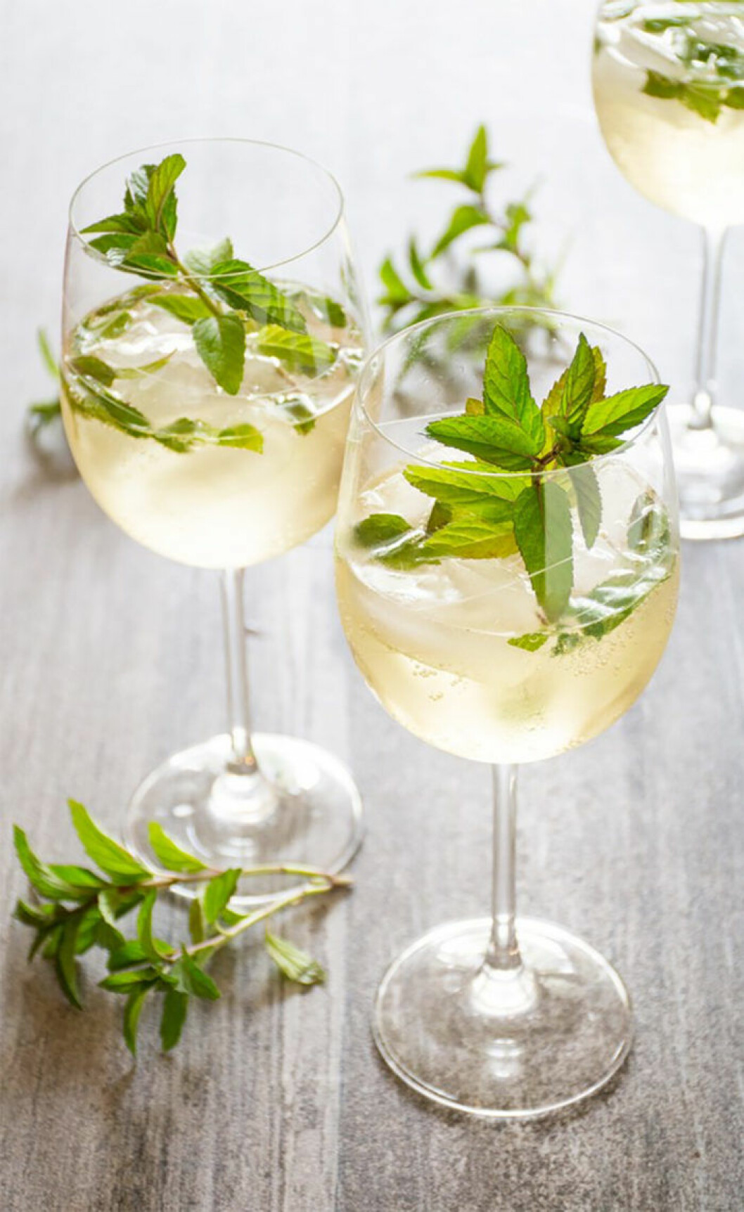 Via: <a href="http://portandfin.com/the-hugo-prosecco-elderflower-mint/" target="_blank" rel="noopener">portandfin</a> Hugo.