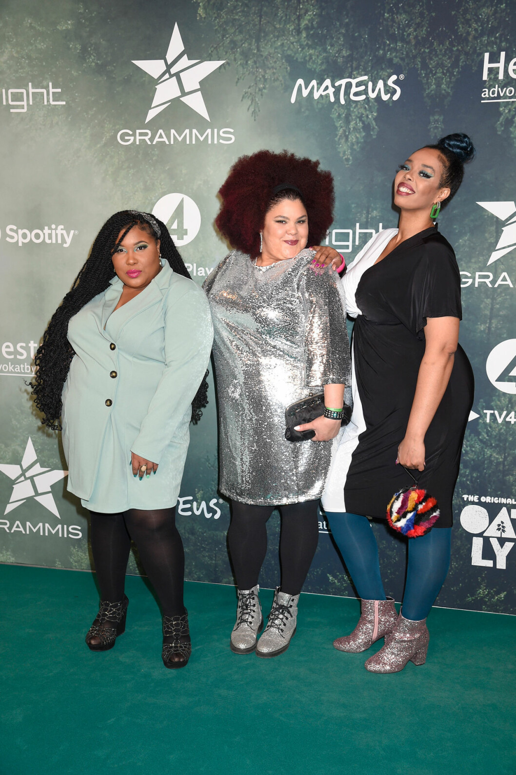 The Mamas – Loulou Lamotte, Ashley Haynes och Dinah Yonas Manna. The Mamas - Loulou Lamotte, Ashley Haynes och Dinah Yonas Manna på röda mattan på Grammisgalan 2020