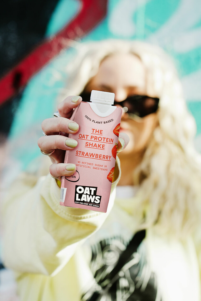 Il frullato proteico di avena è uno spuntino bevibile disponibile nei gusti cioccolato e fragola.