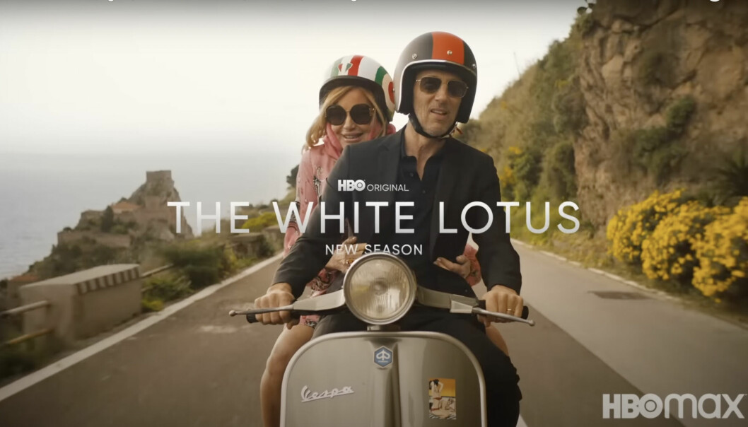 I teasern som HBO Max släppt ser vi Tanya åka vespa med Greg, semesterflingen från Hawaii. Tanya och Greg i säsong två av The White lotus