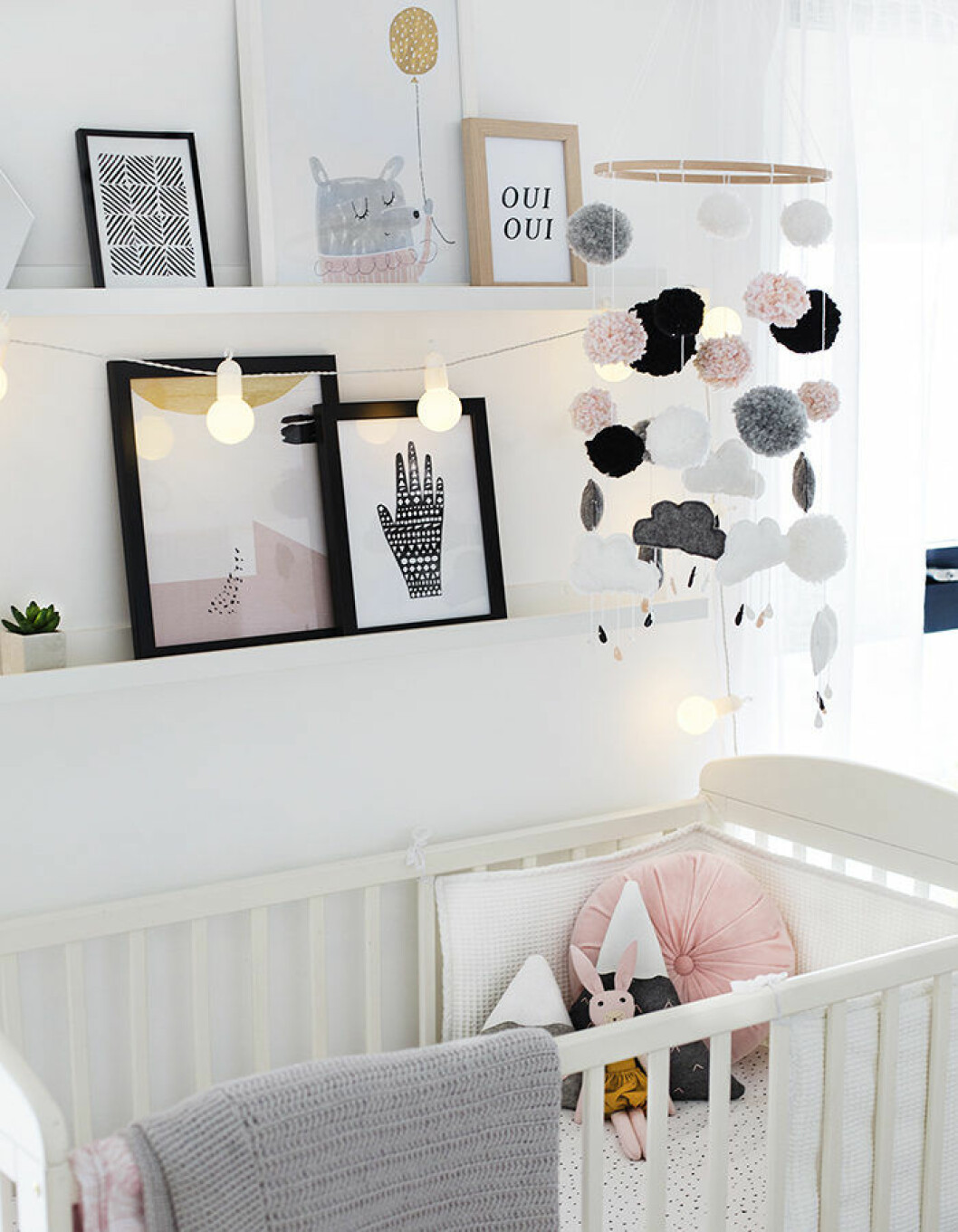Foto: <a href="https://thelovelydrawer.com/nursery-tour/" target="_blank" rel="noopener">The Lovely Drawer</a> Sänghimmel för barn
