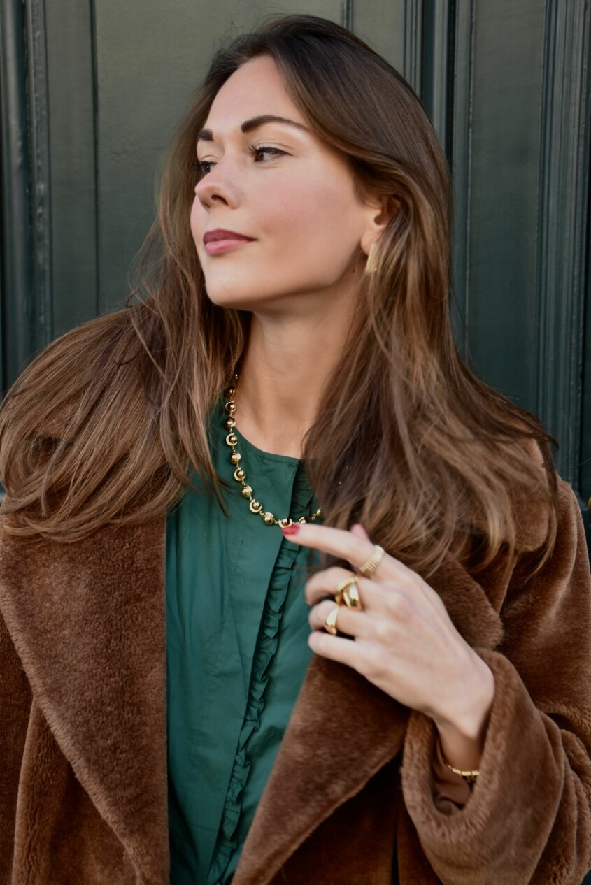 Thérèse bär här ett halsband från Edblads <a target="_blank" rel="nofollow" href="https://www.edblad.com/sv_se/product-lines/parisian?utm_source=ELLE&utm_medium=native&utm_campaign=therese-SP23">Parisian</a>-kollektion. Som namnet avslöjar tar kollektionen inspiration från staden och smyckets form är inspirerad av ett vintageörhänge från en liten butik i Paris – perfekt att bära innan du själv hunnit strosa runt bland Paris vintagebutiker alltså. Ringarna har Thérèse matchat från olika kollektioner. Therese Hellström smycken vår Paris