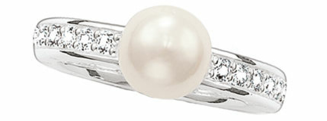 Thomas_Sabo_SS14_RingWithPearl&SynZirconia_980SEK