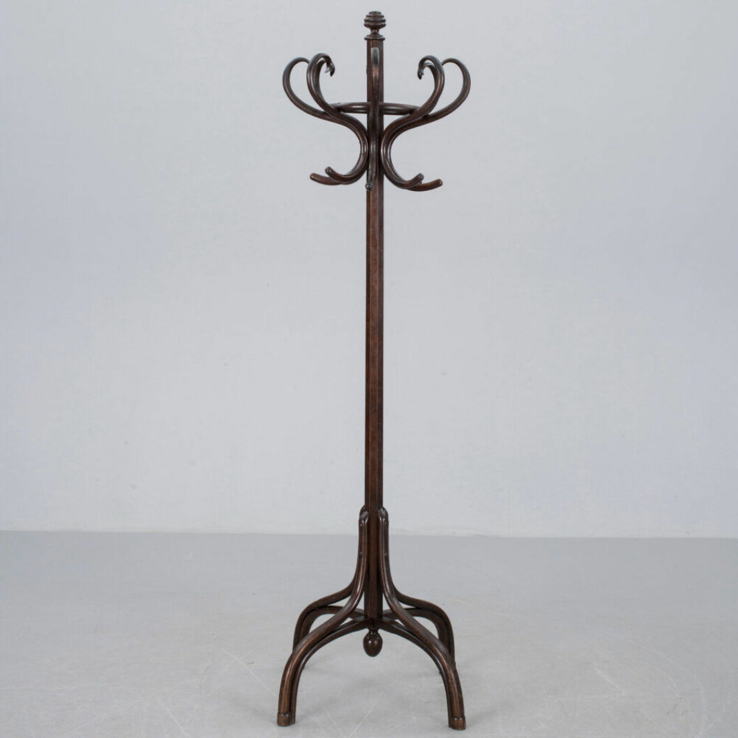 En möbel jag saknat och definitivt vill ha i hallen på Mosebacke är tamburmajoren. Den här från Thonet såldes på Bukowskis. Tamburmajor från Thonet