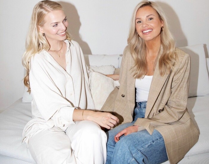 Susanna Moen och Sara Norrbom är grundarna av Womensync. Susanna Moen och Sara Norrbom ler.