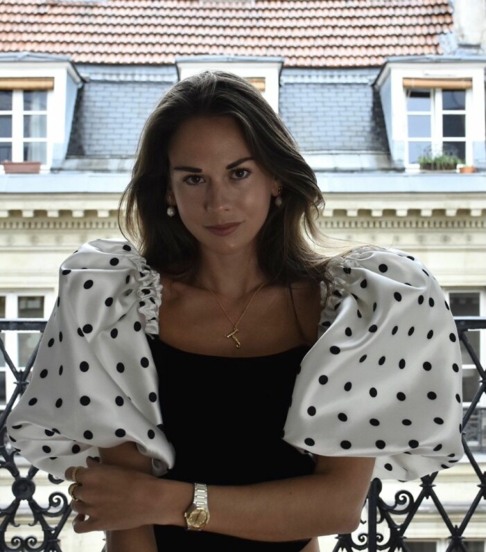 Therese Hellström tittar in i kameran och bär en topp med prickar.