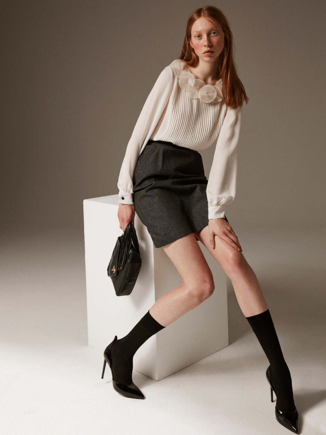 Blus, kjol och väska från Stockhoms Aktionsverk, Oscar de la Renta, Thierry Mugler och Chanel. Skor, Yves Saint Laurent. Blus, kjol och väska från Stockhoms Aktionsverk