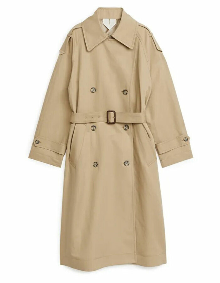 En tidlös trenchcoat i en beige nyans funkar till allt. Klicka på bilden för att komma direkt till plagget. tidlös trenchcoat för dam till basgarderob från Arket