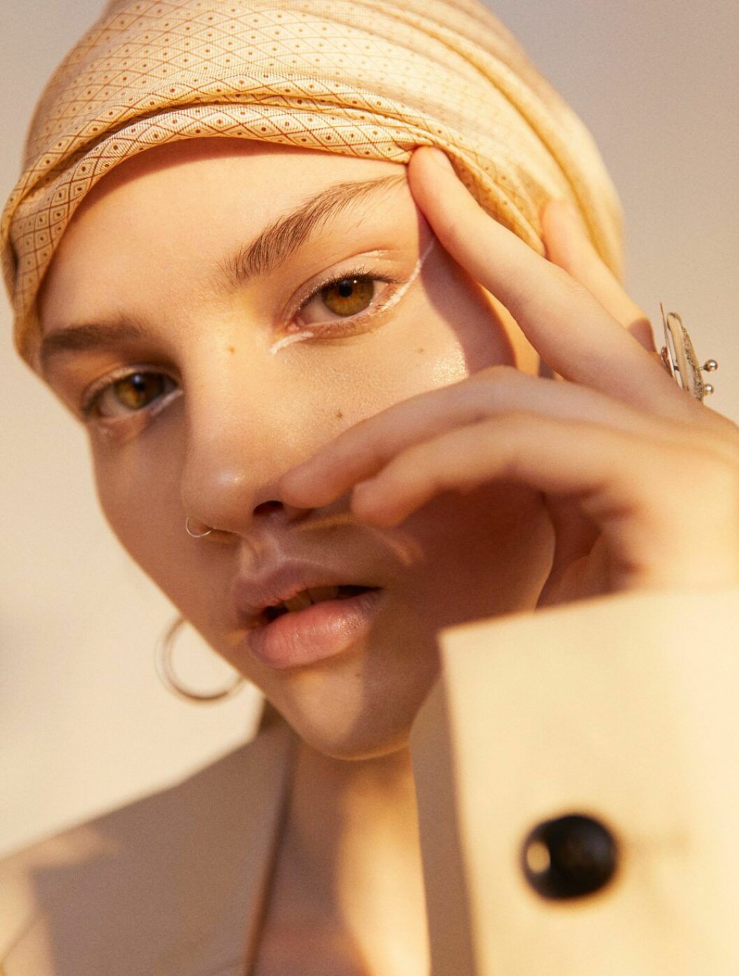Kavaj, 4 200 kr, Filippa K. Sjal, 900 kr, Avavav Firenze. Örhänge, 3 200 kr, Sara Robertsson. Ring, 1 050 kr, Mia Larsson Jewelry/& Other Stories. Tidlöst mode möter statement detaljer, orange sjal från Avavav Firenze