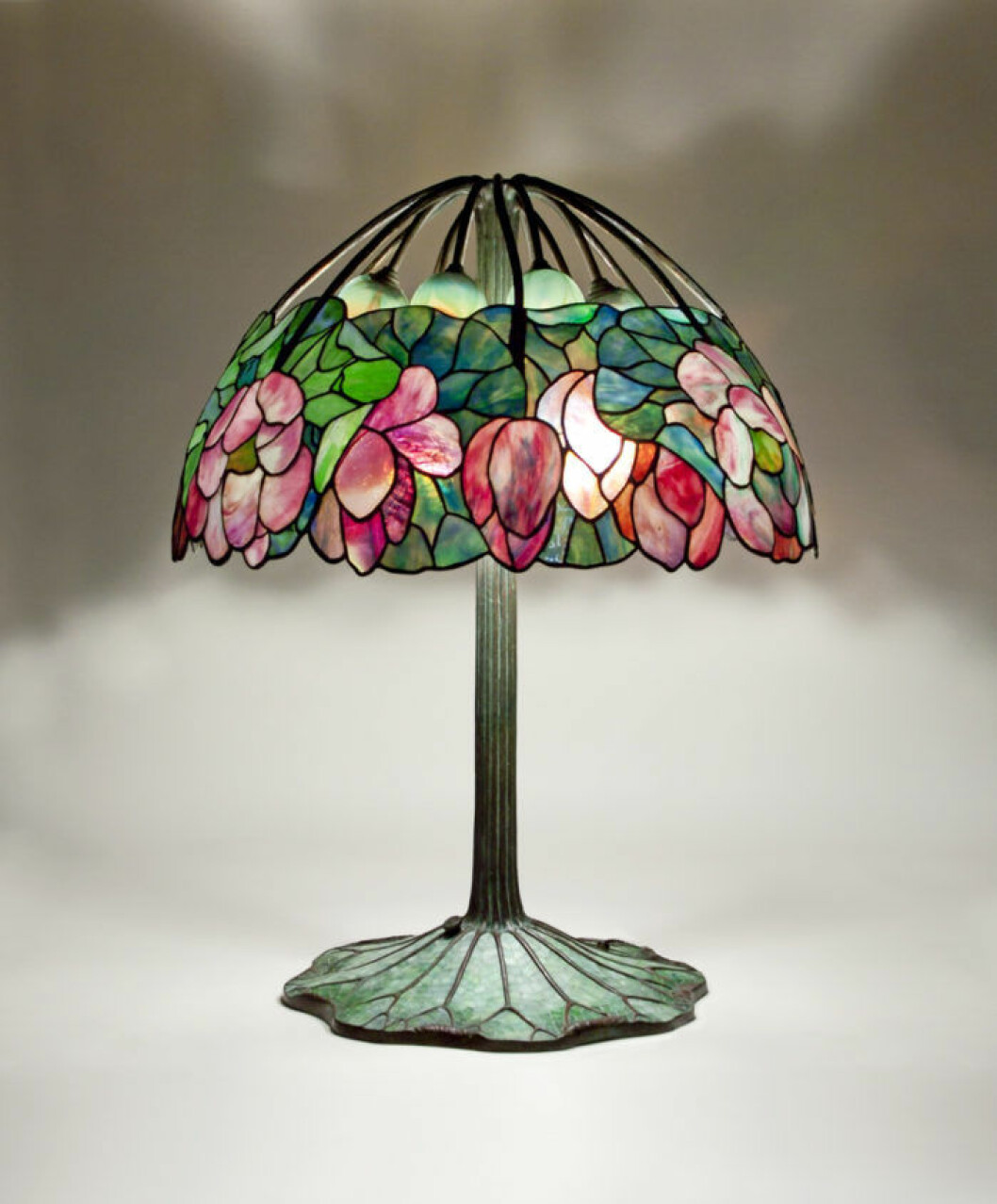 Den här exklusiva <em>Tiffany</em>-lampan från 1906 visades av Lillian Nassau LLC på Tefaf New York tidigare i år. Lampan Tiffany