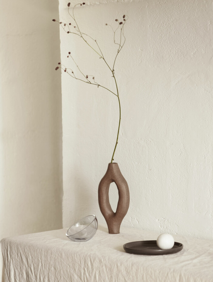 Sätt vasen i blickfånget genom att investera i en okonventionell variant i nytänkande utförande. Foto: Tine K Home. Inredningstrender 2021, skulpturer
