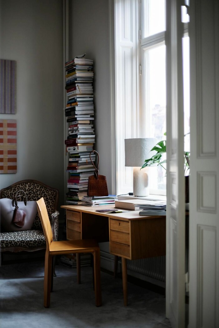 Rikligt med ljusinsläpp i designern Paulina Liffner von Sydows hemmakontor. Foto: Johan Sellén. Stylist: Gill Renlund Tips för hemmakontoret, smarta ljuskällor