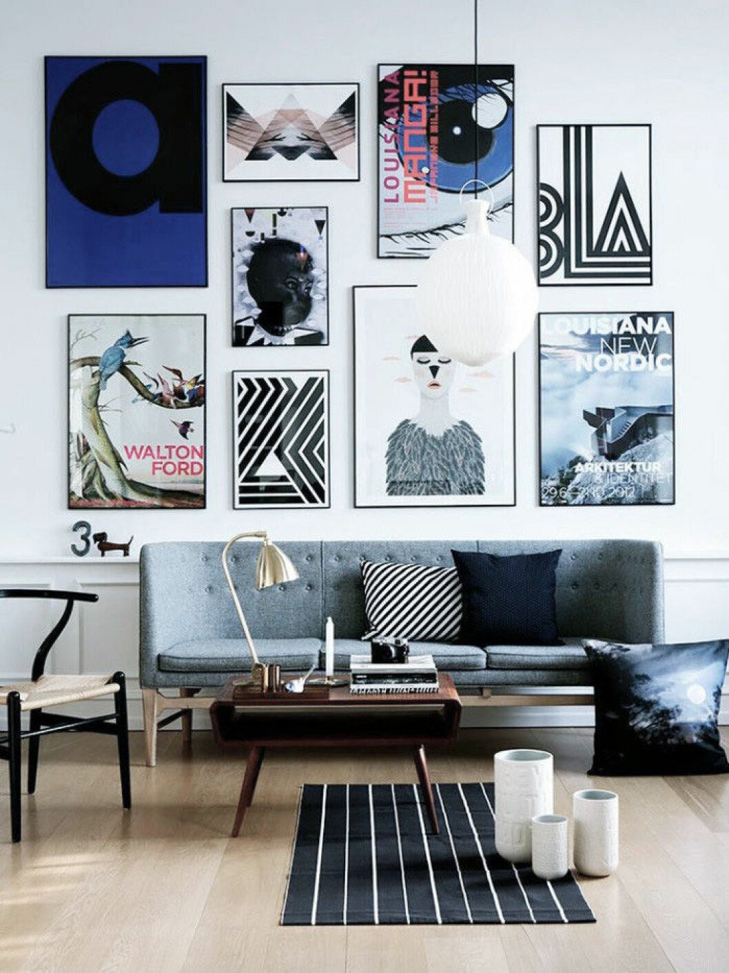 Foto: <a href="http://www.designmag.it/foto/come-realizzare-una-galleria-a-parete_7785_2.html" target="_blank" rel="noopener">Designmag</a> Tavelvägg med grafiska motiv