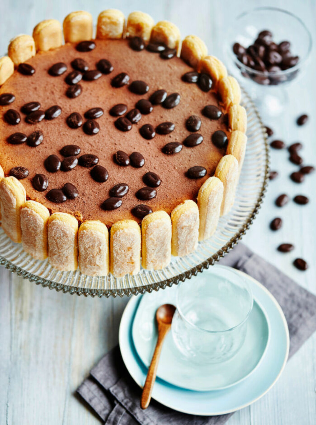 Tiramisutårta med chokladkaffebönor. Recept på tiramisutårta med chokladkaffebönor
