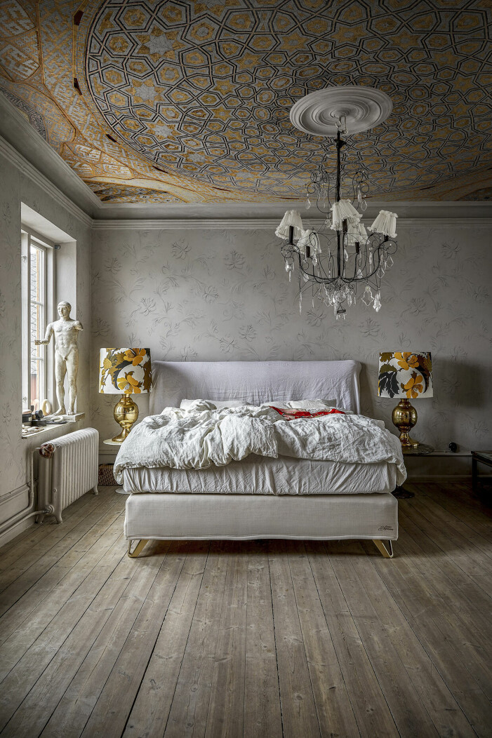 En abstrakt stjärnhimmel i form av tapeten <em>Tehran</em> från Rebel Walls, här stylad i sovrummet hemma hos inredaren Marie Olsson Nylander. En abstrakt stjärnhimmel i form av tapeten <i>Tehran</i> från Rebel Walls, här stylad i sovrummet hemma hos inredaren Marie Olsson Nylander.