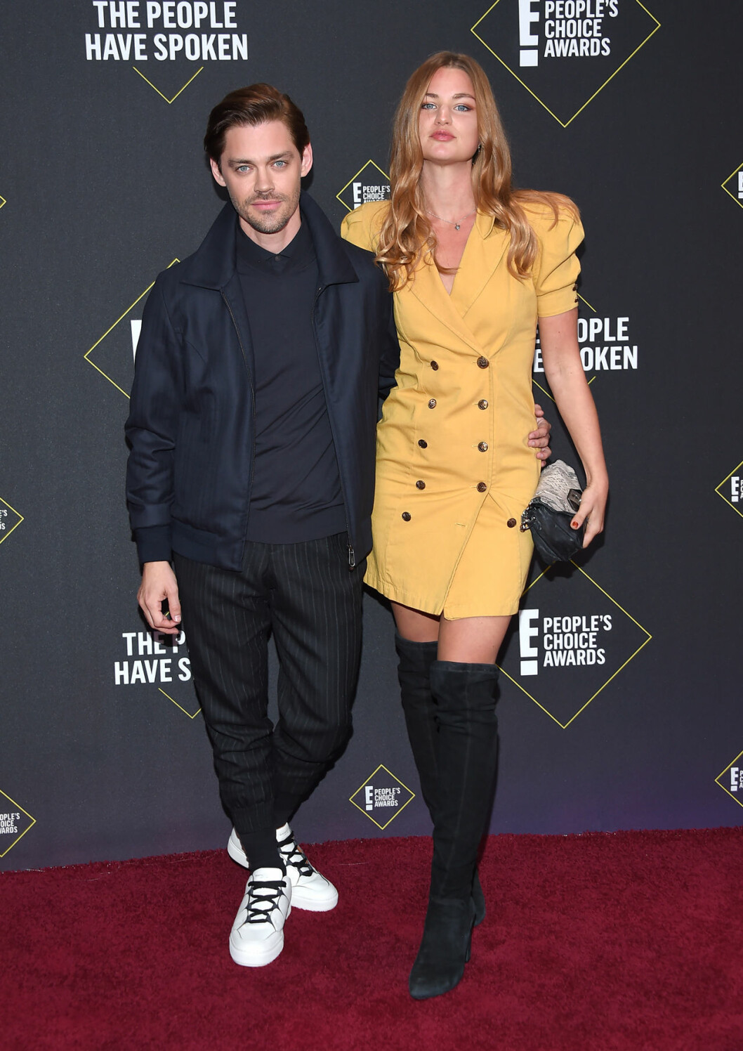 Tom Payne och Jennifer Åkerman. Tom Payne och Jennifer Åkerman på röda mattan på People's Choice Awards 2019