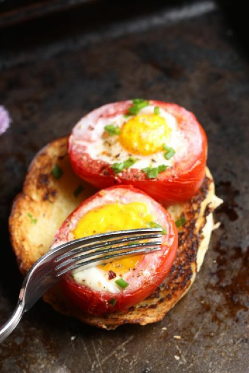 Bild och recept: <a href="http://abeautifulbite.com/baked-tomato-and-egg-cups/" target="_blank" rel="noopener">abeautifulbite.com</a> tomato egg