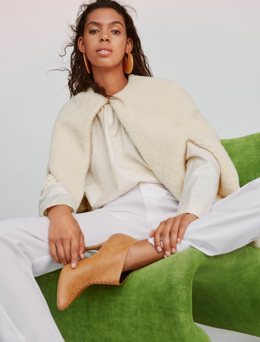 Cape, 3 900 kr, blus, 2 700 kr, och byxor, 1 800 kr, allt Totême. Skor, 6 799 kr, Stella McCartney. Örhängen, 299 kr, Wos. Ljusbeige möter naturvitt – hösten 2019 är ton i ton den största trenden