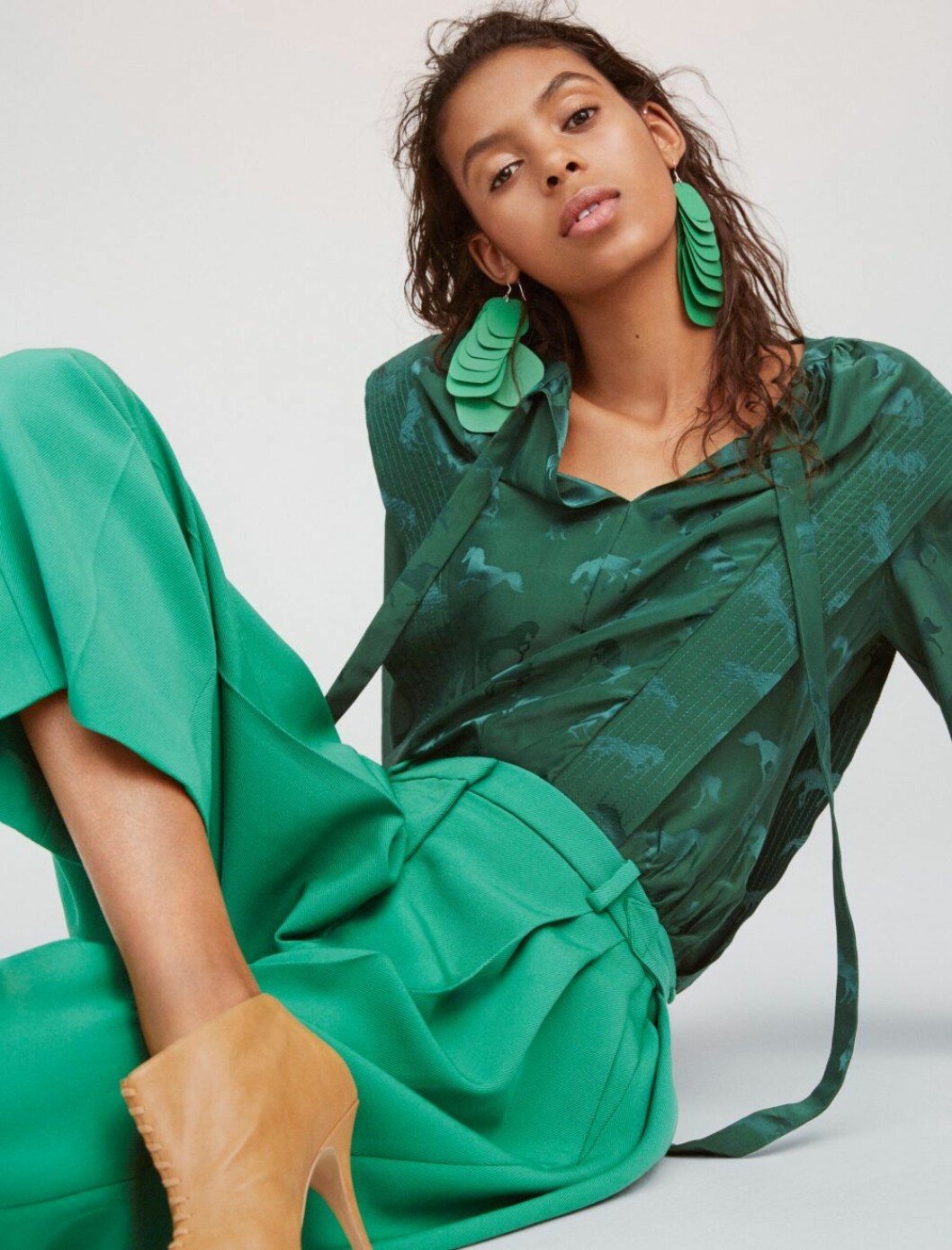 Blus, 12 595 kr, byxor, 7 325 kr, och skor, 6 799 kr, allt Stella McCartney. Örhängen, 450 kr, Pow. Helgrön outfit – hösten 2019 är ton i ton den största trenden