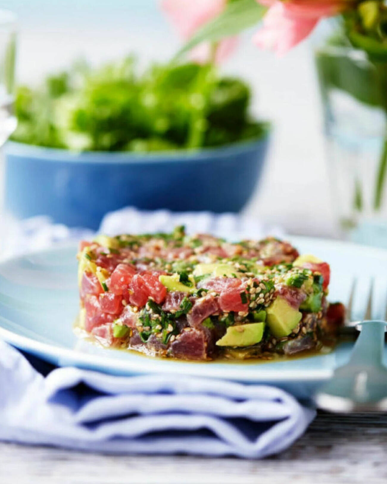 Börja helgen med en tonfisktartar med avokado och sesam