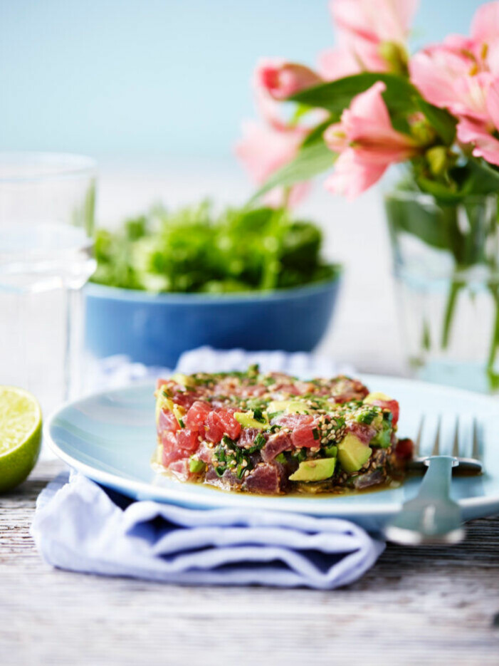 Recept på tonfisktartar med avokado och sesam