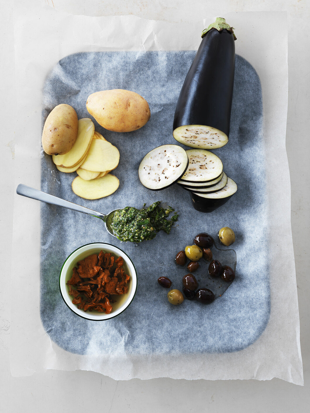 Aubergine, potatis, kantareller, oliver och pesto – supergott på pizza. Ingredienser pizza