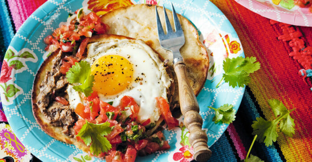 Huevos rancheros med bönor, ägg och salsa.