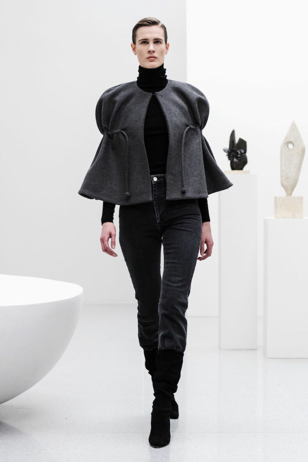 Totême AW18 Grå jacka med puffärmar och detaljer från Totême AW18.