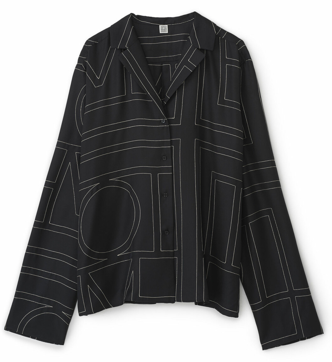 Avslappnad oversized skjorta i 100% silke från Totême