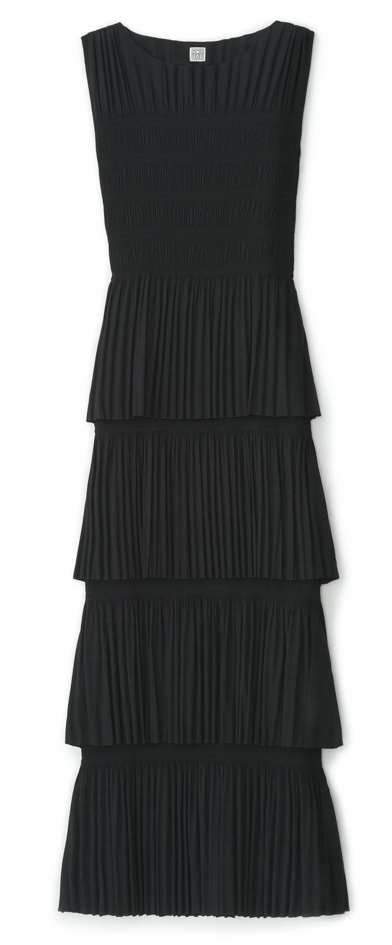 Elegant plisserad långklänning från Totême