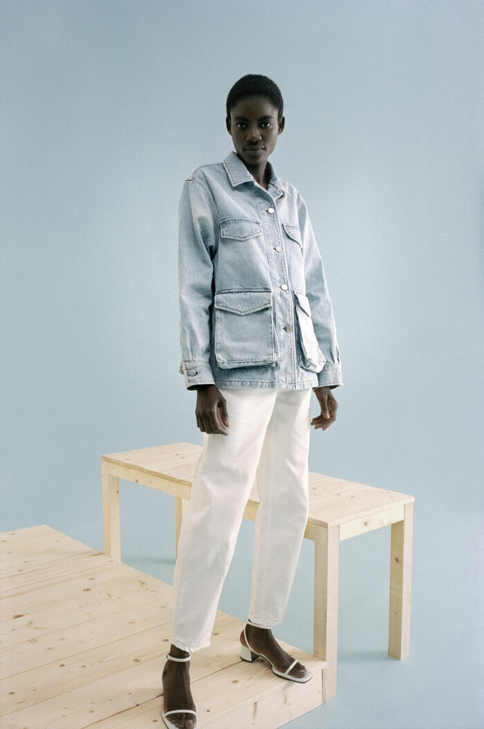 Jeansjacka + vit denim i Totêmes signatursilhuett. toteme x mytheresa jeansjacka