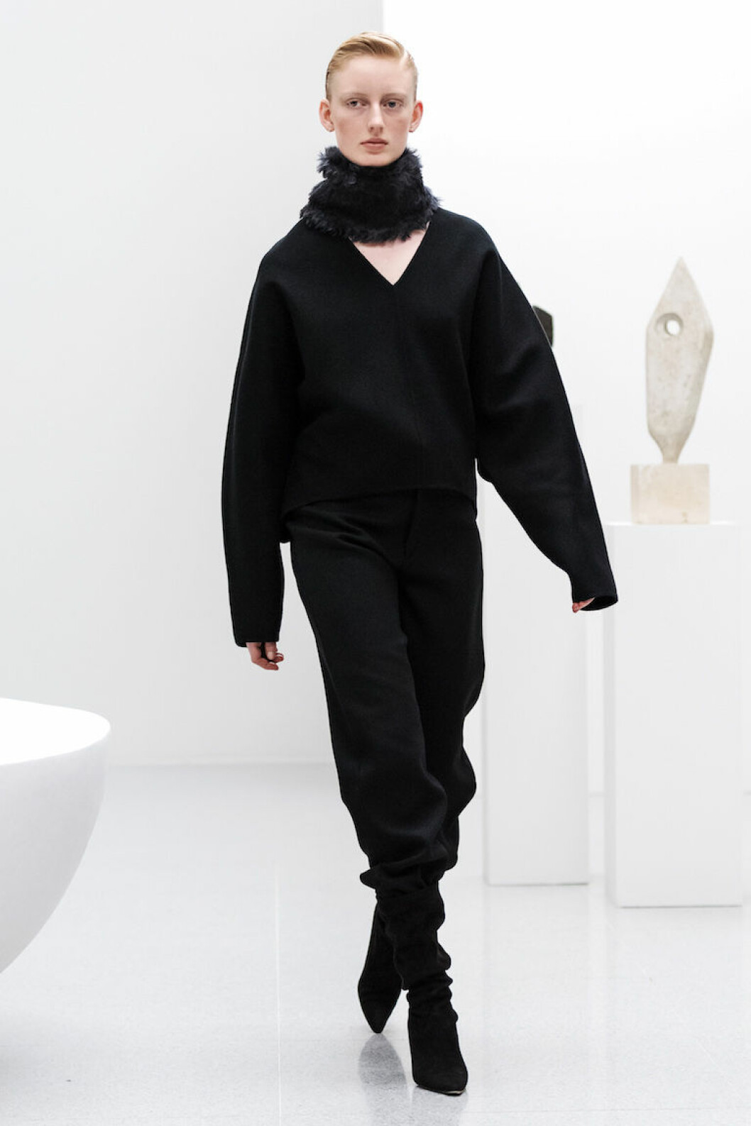 Totême AW18 Svart set med raka snitt från Totême AW18.