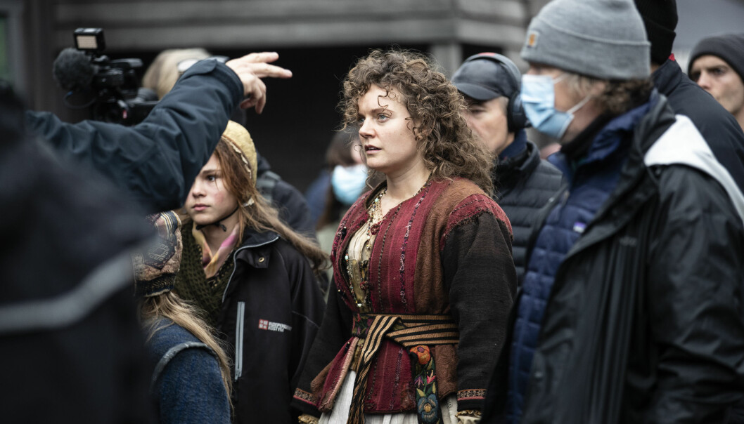 Tove Lo gör rollen som Ulrika i Västergöhl i den nya filmatiseringen av Utvandrarna. Här under inspelningen utanför Alingsås i Sverige. Tove Lo i filmen Utvandrarna