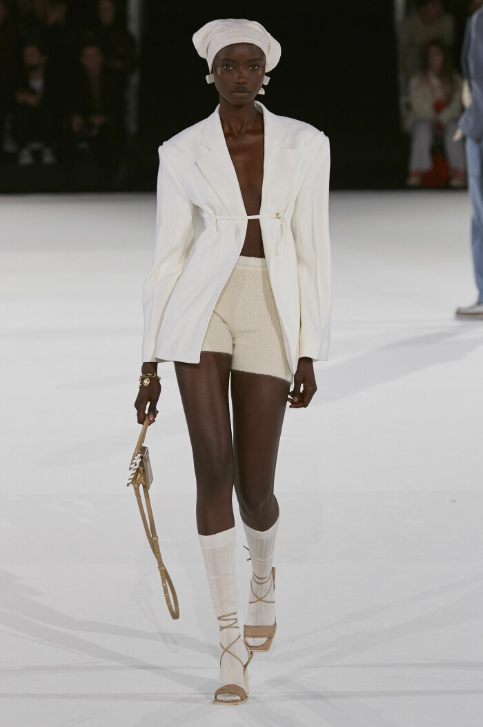 Très chic hos Jacquemus. Très chic hos Jacquemus.