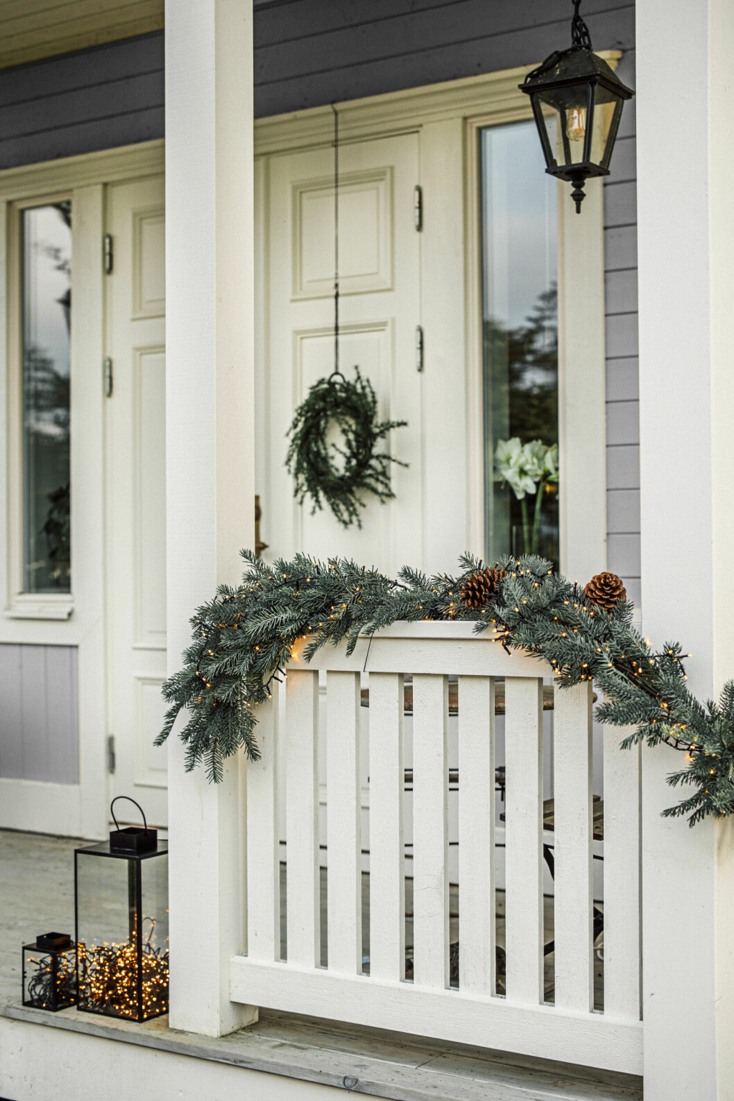 Julpyntad trädgård och veranda