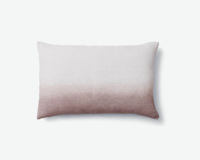 Färgstarka shoppingtips för vardagsrummet, tvåfärgade kudden Indigo Cushion från &Tradition