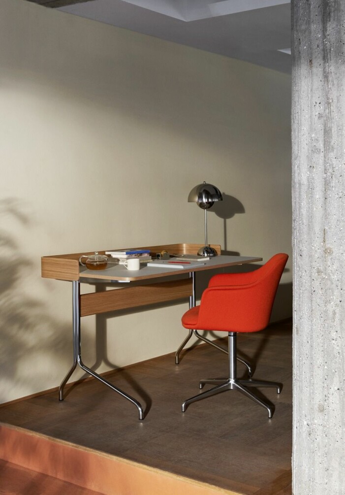 Låt din arbetsplats bli en inspirerande, kreativ hub där olika färger och material möts. Foto: &Tradition. Stylingtrender på Hemnet hösten 2021, hemmakontor