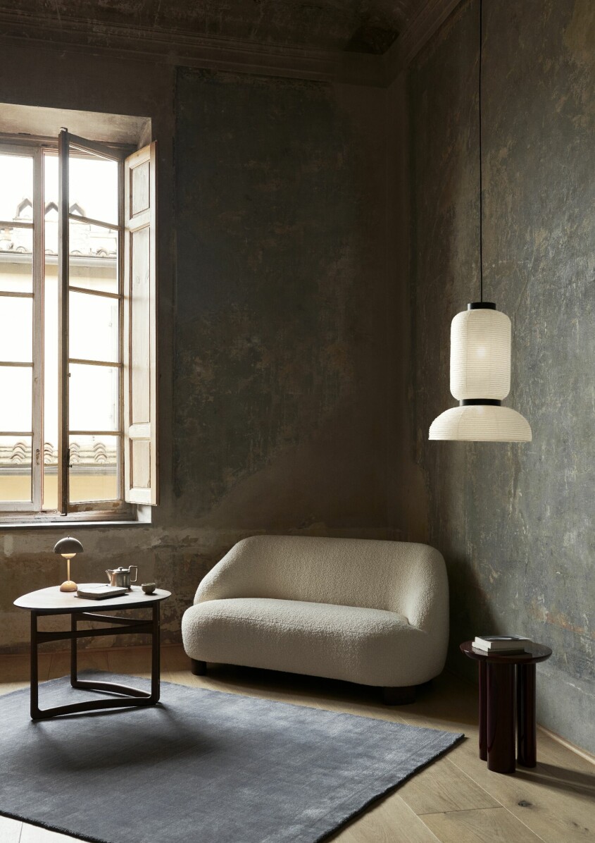 <span class=" bold" data-lab-bold_desktop="bold">Tips!</span> Investera i en portabel bordslampa som du enkelt kan flytta runt efter tycke och smak. Foto: &tradition. Inred med japandi, japandi vardagsrum, få detaljer