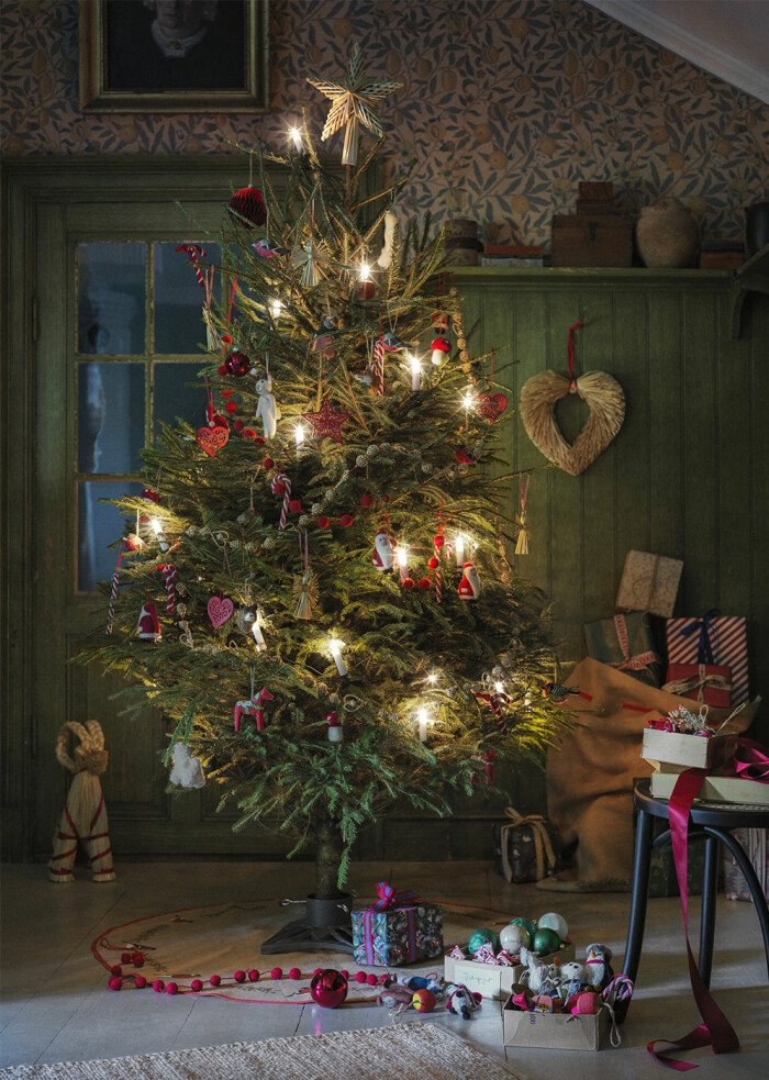 Pynta med nostalgisk känsla! Foto: Åhléns Traditionellt pyntad julgran 2020