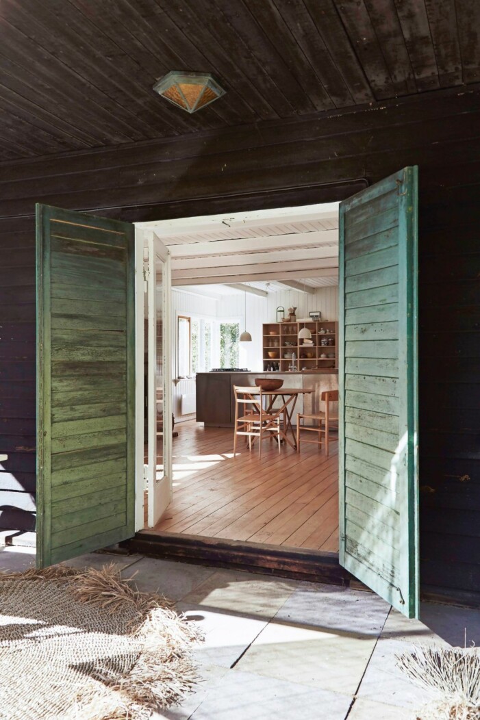 Kliv in i en avkopplande träoas med naturliga material i fokus. Foto: Nicoline Olsen Stylist: Hanne Vind. Inspireras av en naturnära uteplats
