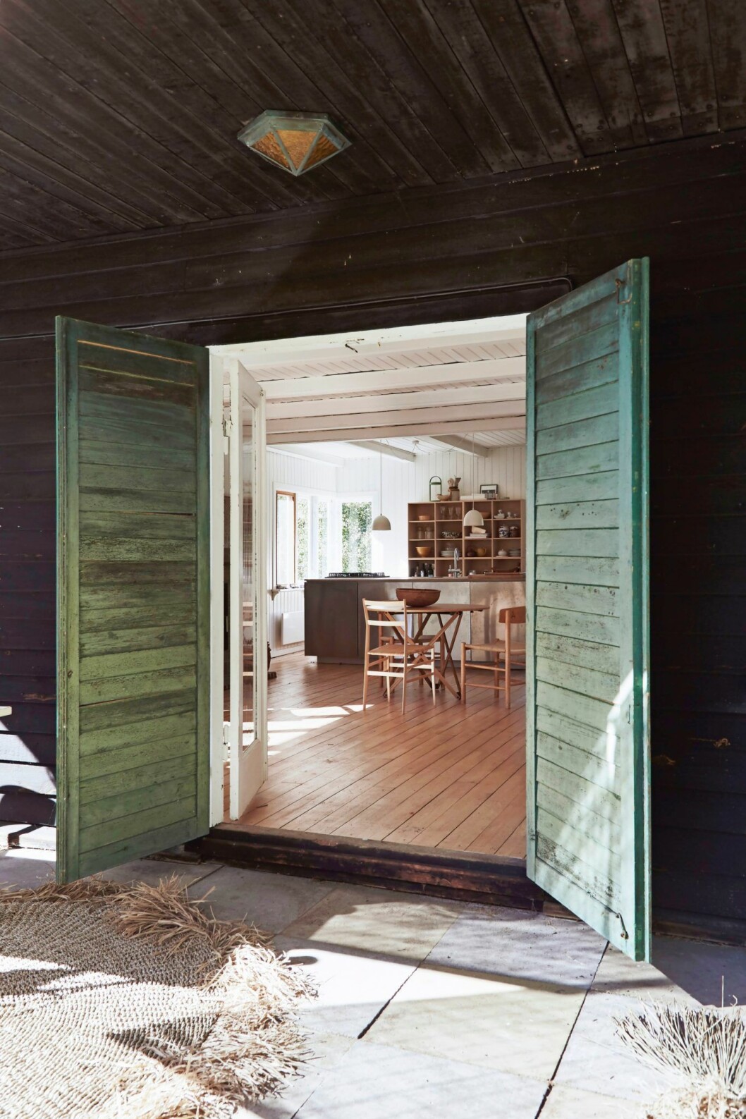 Grönmålade dörrar i trähuset på Själland